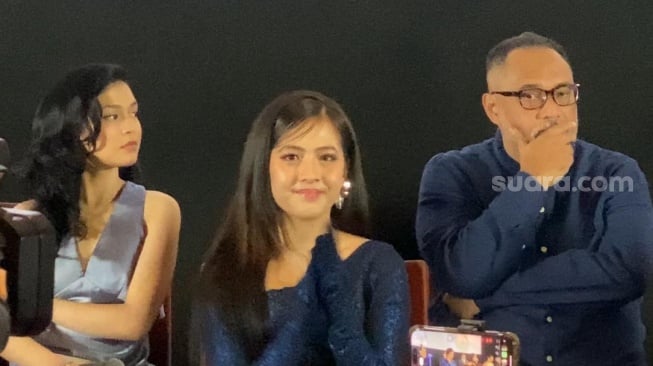 Adhisty Zara di Konferensi pers rilis film Bertaut Rindu di kawasan Kuningan, Jakarta Selatan pada Rabu, 23 Juli 2025. [Suara.com/Tiara Rosana]