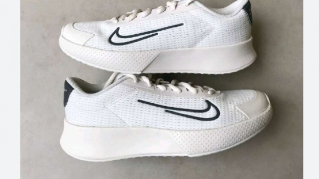 Ilustrasi sepatu Nike Court Vapor Lite 2.
