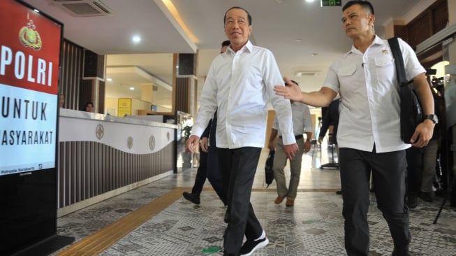 Presiden ke-7 Jokowi menjalani pemeriksaan terkait kasus pencemaran nama baik dan fitnah ijazah palsu oleh penyidik Ditreskrimum Polda Metro Jaya di Mapolresta Solo, Rabu (23/7/2024). [Suara.com/Istimewa]