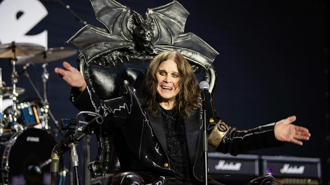 Vokalis Ozzy Osbourne saat tampil dalam konser terakhir Black Sabbath 'Back to Beginning' di Birmingham, Inggris, Sabtu (5/7/2025). [Instagram/Ozzyosbourne]