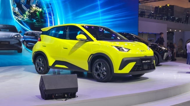 BYD melengkapi jajaran produk mobil listrik mereka di Indonesia dengan meluncurkan BYD Atto 1 dalam perhelatan otomotif Gaikindo Indonesia International Auto Show (GIIAS) 2025. (Foto: SUARA.com/Manuel Jeghesta)