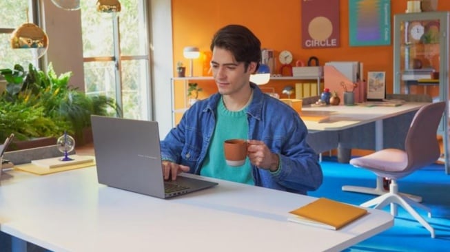 ASUS Vivobook S14 (S3407CA), laptop AI dengan Intel® Core™ Ultra Processors (Series 2). (Dok: Asus)