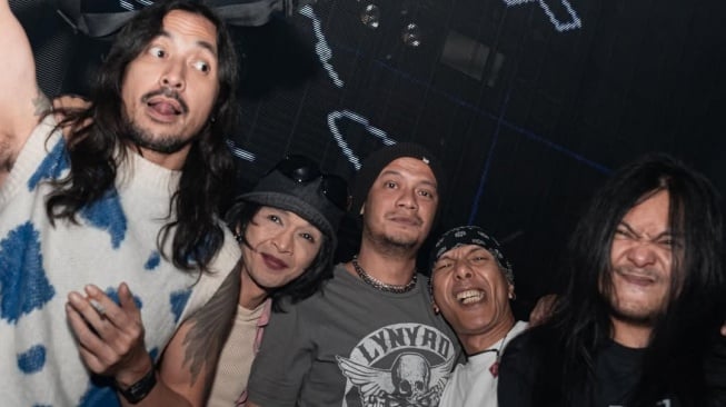 Loh Kok Tum Band: Ketika Para Raksasa Musik Turun Gunung untuk Senang-Senang dan Siap Lagu Perdana