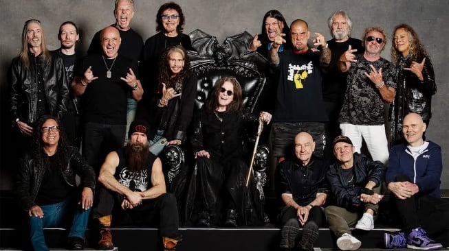 Vokalis Ozzy Osbourne (tengah) bersama personil Black Sabbath dan kru usai tampil dalam konser 'Back to Beginning' di Birmingham, Inggris, Sabtu (5/7/2025). [Instagram/blacksabbath]