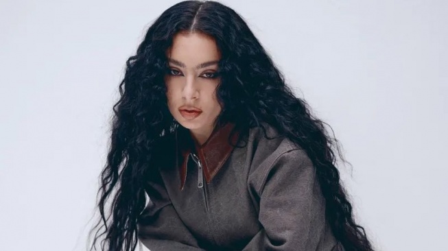 Kejutkan Penggemar, Charli XCX Umumkan Menikah dengan Drummer The 1975