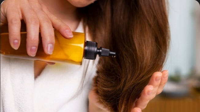 Ilustrasi pakai conditioner (Freepik/freepik)