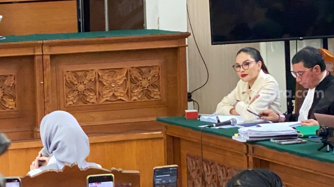 Keterangan Reza Gladys Dinilai Janggal, Nikita Mirzani Luapkan Emosi di Depan Hakim: Sakit Hati Saya