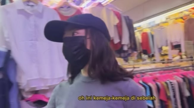 Potret Nikita Willy belanja thrifting di Pasar Senen (YouTube)