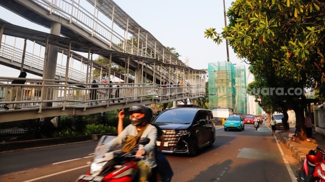 Suasana pembangunan proyek LRT Jakarta Fase 1B di kawasan Pasar Pramuka, Jakarta, Kamis (24/7/2025). [Suara.com/Alfian Winanto]