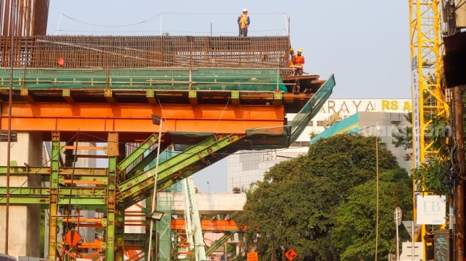 Suasana pembangunan proyek LRT Jakarta Fase 1B di kawasan Pasar Pramuka, Jakarta, Kamis (24/7/2025). [Suara.com/Alfian Winanto]