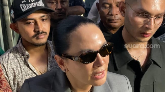 Fitri Salhuteru usai mendampingi Reza Gladys menghadiri sidang kasus dugaan pemerasan Nikita Mirzani. [Suara.com/Tiara Rosana]