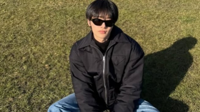 5 OOTD Y2K ala I.N Stray Kids yang Bikin Kamu Makin Kece dan Stylish