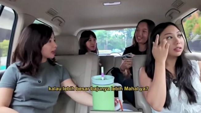 Potret Nikita Willy belanja thrifting di Pasar Senen (YouTube)