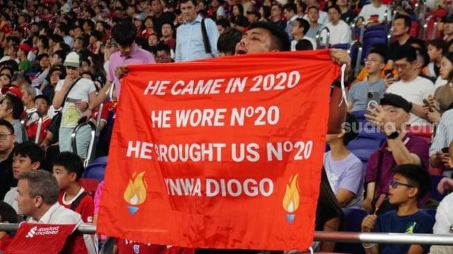 Latihan terbuka Liverpool FC di Stadion Kai Tak, Kowloon, Hong Kong, pada Kamis 24 Juli 2025 waktu setempat hadirkan momen mengharukan bagi penggemar The Reds. [Suara.com/Arief Apriadi]