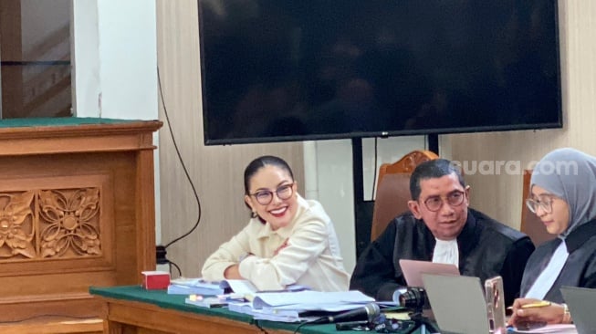 Nikita Mirzani menatap tajam dan tertawa saat mendengar kesaksian Reza Gladys. [Suara.com/Tiara Rosana]