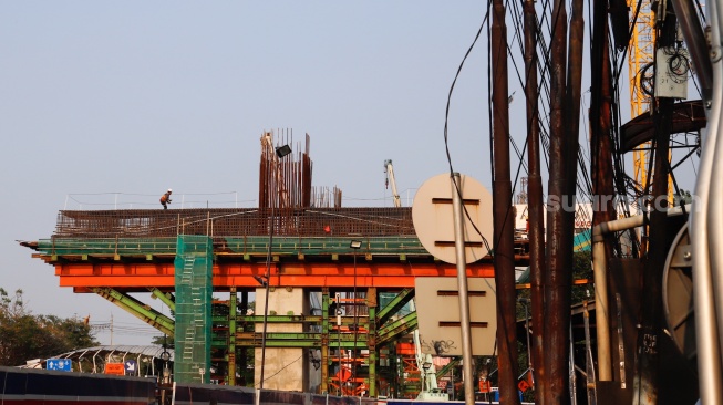 Suasana pembangunan proyek LRT Jakarta Fase 1B di kawasan Pasar Pramuka, Jakarta, Kamis (24/7/2025). [Suara.com/Alfian Winanto]