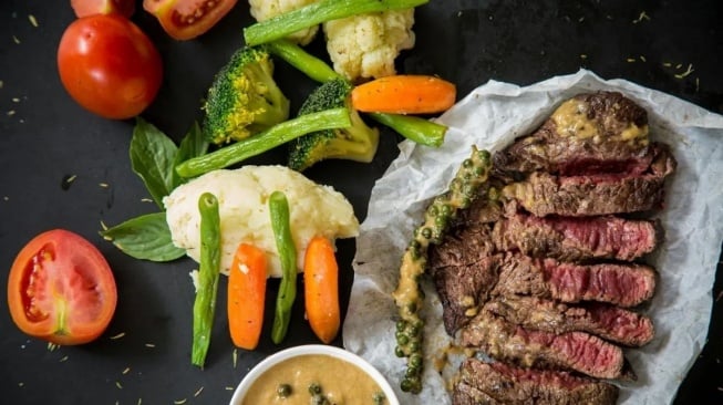 7 Mitos Protein, Benarkah Lansia Dilarang Banyak Protein?