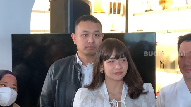 Gilang Dirga dan Adiezty Fersa dalam sebuah wawancara di kawasan Gandaria, Jakarta, Kamis, 24 Juli 2025 [Suara.com/Adiyoga Priyambodo].