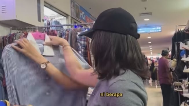 Potret Nikita Willy belanja thrifting di Pasar Senen (YouTube)