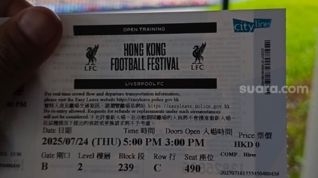 Latihan terbuka Liverpool FC di Stadion Kai Tak, Kowloon, Hong Kong, pada Kamis 24 Juli 2025 waktu setempat hadirkan momen mengharukan bagi penggemar The Reds. [Suara.com/Arief Apriadi]