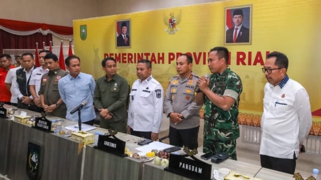 Pangdam I/Bukit Barisan, Mayjen TNI Rio Firdianto saat menghadiri rapat pengendalian Karhutla.
