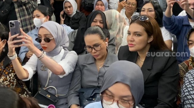 Fitri Salhuteru duduk bersama Reza Gladys dan Tengku Zanzabella di dalam sidang kasus dugaan pemerasan Nikita Mirzani. [Suara.com/Tiara Rosana]