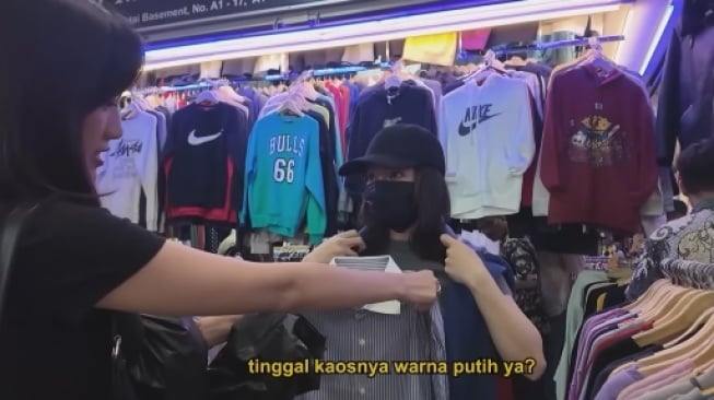 Nikita Willy thrifting di Pasar Senen (YouTube)