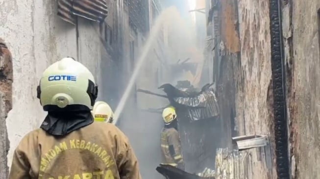 Imbas Tabung Gas Bocor, 2 Orang Luka-luka saat Sejumlah Kios di Jatinegara Terbakar
