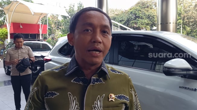 Menhut Raja Juli Datangi KPK, Ada Apa dengan Tambang di Hutan?