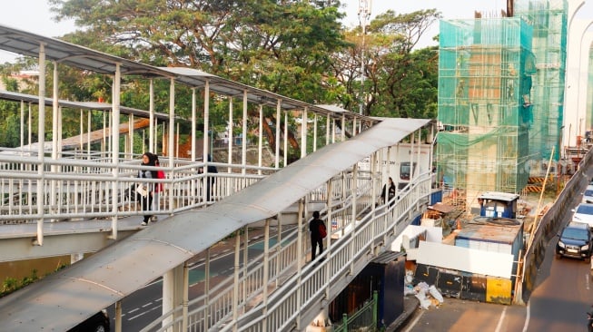 Suasana pembangunan proyek LRT Jakarta Fase 1B di kawasan Pasar Pramuka, Jakarta, Kamis (24/7/2025). [Suara.com/Alfian Winanto]