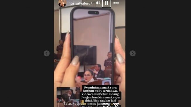 Nikita Mirzani acungkan jari tengah (Instagram/@firtisalhuteru)