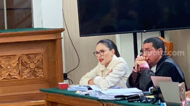 Sidang Memanas, Nikita Mirzani Teriak Skincare Reza Gladys Tak Terdaftar di BPOM