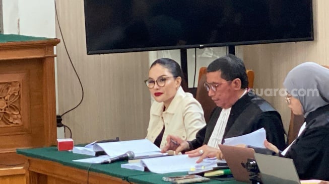 Nikita Mirzani menatap tajam dan tertawa saat mendengar kesaksian Reza Gladys. [Suara.com/Tiara Rosana]