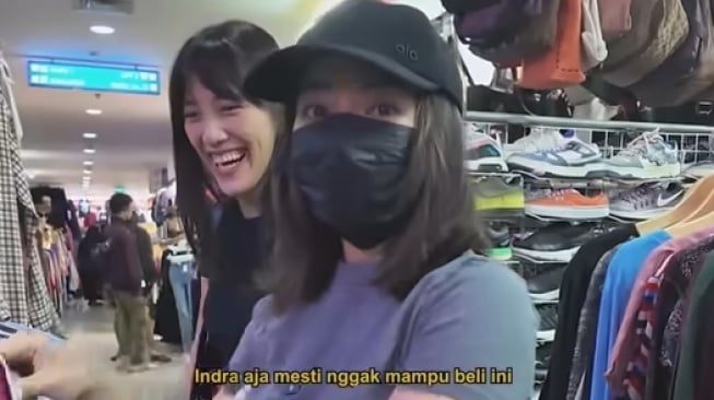 Potret Nikita Willy belanja thrifting di Pasar Senen (YouTube)