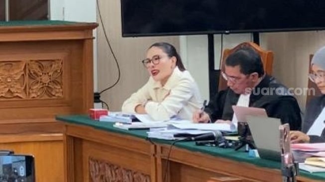 Nikita Mirzani menatap tajam dan tertawa saat mendengar kesaksian Reza Gladys. [Suara.com/Tiara Rosana]