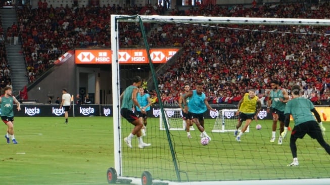 Latihan terbuka Liverpool FC di Stadion Kai Tak, Kowloon, Hong Kong, pada Kamis 24 Juli 2025 waktu setempat hadirkan momen mengharukan bagi penggemar The Reds. [Suara.com/Arief Apriadi]