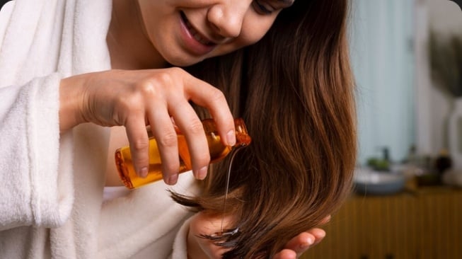 Ilustrasi pakai conditioner (Freepik/freepik)
