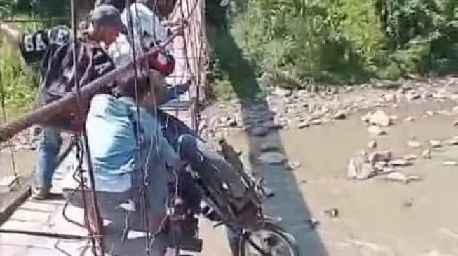 20 Tahun Tanpa Perbaikan, Jembatan Gantung Cimadur Lebak Jadi Panggung Taruhan Nyawa Warga