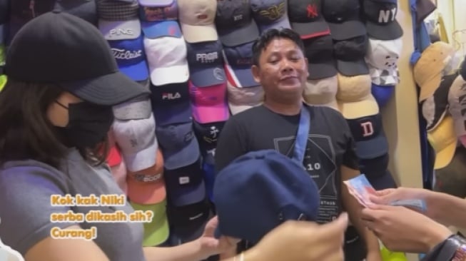 Potret Nikita Willy belanja thrifting di Pasar Senen (YouTube)