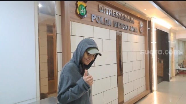 Gunakan Hoodie Dan Topi, Erika Carlina Diperiksa 3 Jam di Polda Metro Jaya