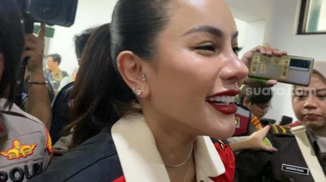 Nikita Mirzani jelang mengikuti sidang pemerasan melawan Reza Gladys di Pengadilan Negeri Jakarta Selatan pada Kamis, 24 Juli 2025. [Suara.com/Tiara Rosana]