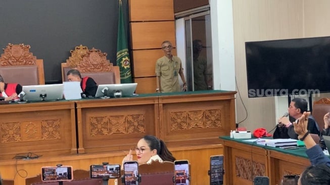 Tak Hormati Hakim, Nikita Mirzani Acungkan Jari Tengah di Ruang Sidang
