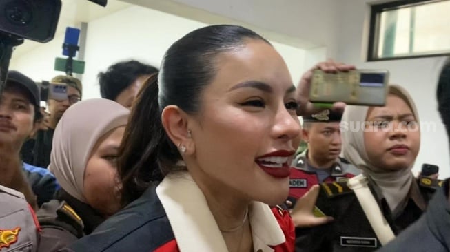 Nikita Mirzani jelang mengikuti sidang pemerasan melawan Reza Gladys di Pengadilan Negeri Jakarta Selatan pada Kamis, 24 Juli 2025. [Suara.com/Tiara Rosana]