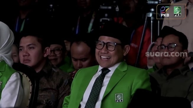 Cak Imin Nyengir Lihat Prabowo Tegur Staf Gegara Cangkir Isi Teh, Padahal Mau Ngopi