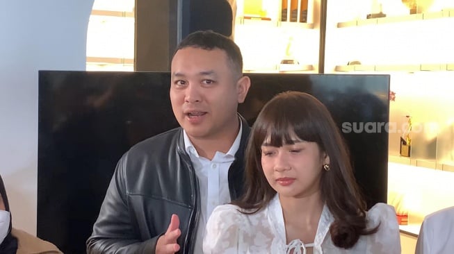 Gilang Dirga dan Adiezty Fersa dalam sebuah wawancara di kawasan Gandaria, Jakarta, Kamis, 24 Juli 2025 [Suara.com/Adiyoga Priyambodo].