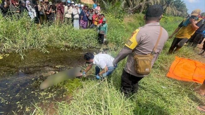 Jasad pria yang mengapung di parit area perkebunan kelapa sawit milik PT. Bumi Pratama Khatulistiwa (BPK)