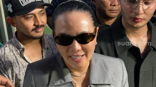 Fitri Salhuteru usai mendampingi Reza Gladys menghadiri sidang kasus dugaan pemerasan Nikita Mirzani. [Suara.com/Tiara Rosana]