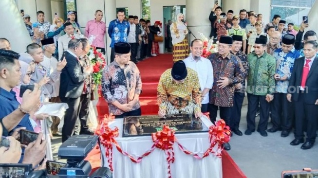 Menteri Agama Nasaruddin Umar meresmikan Rumah Sakit Universitas Islam Negeri (UIN) Alauddin Makassar, Kamis 24 Juli 2025 [SuaraSulsel.id/Lorensia Clara]