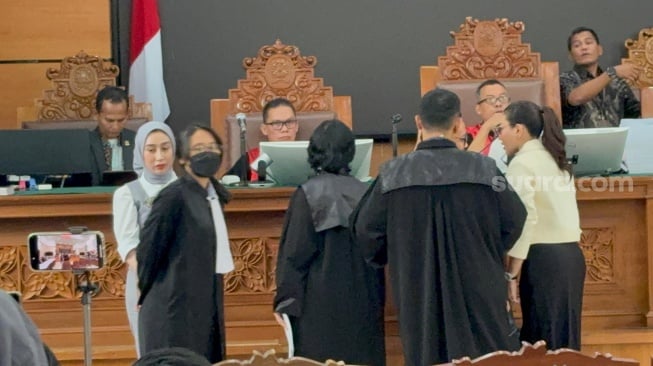 Momen Nikita Mirzani berdebat dengan Reza Gladys. [Suara.com/Tiara Rosana]