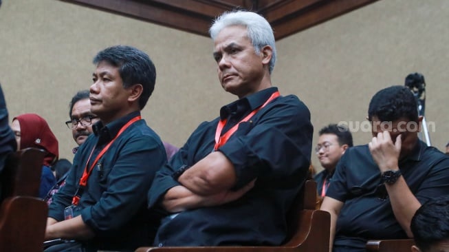Politikus Ganjar Pranowo menghadiri sidang putusan terdakwa kasus dugaan suap dan perintangan penyidikan, Hasto Kristiyanto di Pengadilan Tipikor, Jakarta, Jumat (25/7/2025). [Suara.com/Alfian Winanto]